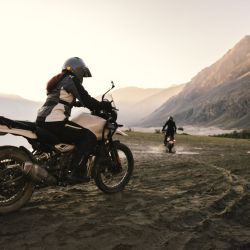 Recorrer la Argentina en moto se vuelve una experiencia única que hay que vivir alguna vez, ya que la libertad de viajar sobre dos ruedas permite disfrutar y conectar de forma simultánea con la naturaleza y cultura del país en su amplia diversidad de paisajes inigualables.