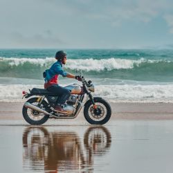 Recorrer la Argentina en moto se vuelve una experiencia única que hay que vivir alguna vez, ya que la libertad de viajar sobre dos ruedas permite disfrutar y conectar de forma simultánea con la naturaleza y cultura del país en su amplia diversidad de paisajes inigualables.