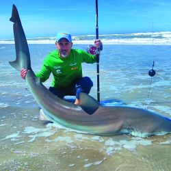 El sueño de muchos hecho realidad con  bacotas (foto) y cazones en las playas de la zona del faro. Para no fallar es fundamental el asesoramiento de un guía que conozca el área. En el caso de Germán Rigane, cuenta además con un vehículo 4x4 para ingresar a la playa. 