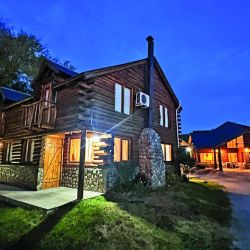 Arcoíris del Futaleufú pescada vadeando con una Striptease oliva con agregado de una cuenta de plástico en el tippet simulando una ova. Y Pablo pescando los drop offs de la laguna Larga desde el bote