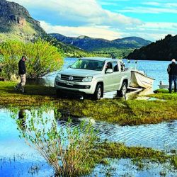 Arcoíris del Futaleufú pescada vadeando con una Striptease oliva con agregado de una cuenta de plástico en el tippet simulando una ova. Y Pablo pescando los drop offs de la laguna Larga desde el bote