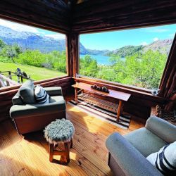 Arcoíris del Futaleufú pescada vadeando con una Striptease oliva con agregado de una cuenta de plástico en el tippet simulando una ova. Y Pablo pescando los drop offs de la laguna Larga desde el bote