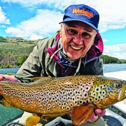 Arcoíris del Futaleufú pescada vadeando con una Striptease oliva con agregado de una cuenta de plástico en el tippet simulando una ova. Y Pablo pescando los drop offs de la laguna Larga desde el bote