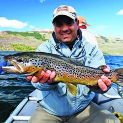 Arcoíris del Futaleufú pescada vadeando con una Striptease oliva con agregado de una cuenta de plástico en el tippet simulando una ova. Y Pablo pescando los drop offs de la laguna Larga desde el bote