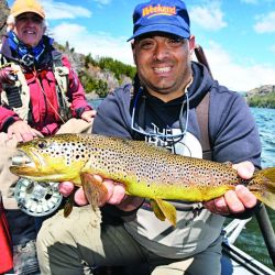 Arcoíris del Futaleufú pescada vadeando con una Striptease oliva con agregado de una cuenta de plástico en el tippet simulando una ova. Y Pablo pescando los drop offs de la laguna Larga desde el bote