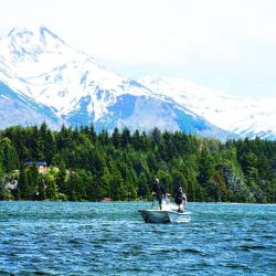 Arcoíris del Futaleufú pescada vadeando con una Striptease oliva con agregado de una cuenta de plástico en el tippet simulando una ova. Y Pablo pescando los drop offs de la laguna Larga desde el bote