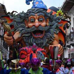 Artistas participan en el desfile de carnaval de Negros y Blancos en Pasto, Colombia. El carnaval de Negros y Blancos tiene su origen en una mezcla de expresiones culturales andinas, amazónicas y del Pacífico, y celebra la diversidad étnica de la región y fue proclamado por la UNESCO como patrimonio cultural inmaterial en 2009. | Foto:RAUL ARBOLEDA / AFP