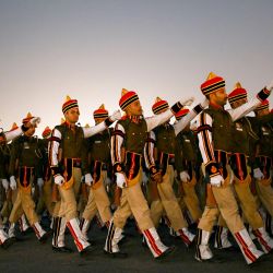 El contingente de la policía de Delhi marcha durante los ensayos para el próximo desfile del Día de la República, en Nueva Delhi, India. | Foto:MONEY SHARMA / AFP