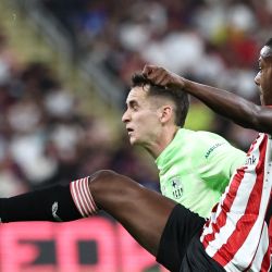 El delantero español del Athletic Bilbao, Nico Williams, es marcado por el jugador del Barcelona Marc Casado, durante el partido de semifinales de la Supercopa de España entre Athletic Bilbao y Bracelona. | Foto:FADEL SENNA / AFP