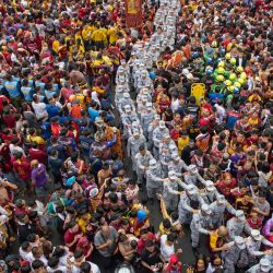 El personal militar camina entre los devotos católicos durante la procesión religiosa anual del Nazareno Negro en Manila, Filipinas. | Foto:TED ALJIBE / AFP