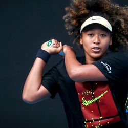 La japonesa Naomi Osaka regresa la pelota durante una sesión de entrenamiento antes del torneo de tenis Abierto de Australia en Melbourne. | Foto:DAVID GRAY / AFP