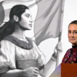 La presidenta de México, Claudia Sheinbaum, hace un gesto durante su conferencia diaria en el Palacio Nacional en la Ciudad de México. | Foto:ALFREDO ESTRELLA / AFP