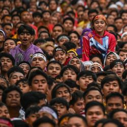 Los fieles católicos asisten a la procesión religiosa anual del Nazareno Negro en Manila. Cientos de miles de peregrinos católicos invadieron las calles de Manila en busca de un milagro, esforzándose por alcanzar una estatua de Jesucristo de siglos de antigüedad en una muestra anual de fervor religioso. | Foto:JAM STA ROSA / AFP