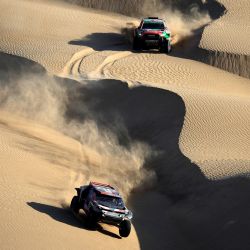 Los pilotos compiten en la Etapa 2B del 47º Rally Dakar. | Foto:Valery Hache / AFP