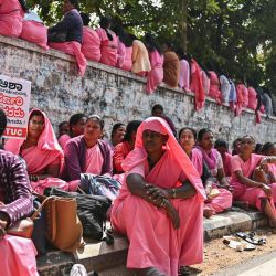 Los trabajadores de la Activista Social de Salud Acreditada (ASHA) de Karnataka se sientan en una calle mientras participan en una protesta indefinida exigiendo un aumento en el pago de honorarios y el desembolso inmediato de las cuotas pendientes de tres meses, en Freedom Park en Bengaluru, India. | Foto:IDREES MOHAMMED / AFP