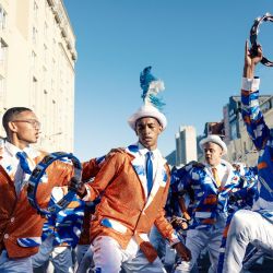 Los trovadores de Kaapse Klopse bailan mientras su troupe avanza durante el desfile anual de Kaapse Klopse, también conocido como "Tweede Nuwe Jaar", en Ciudad del Cabo, Sudáfrica. | Foto:GIANLUIGI GUERCIA / AFP