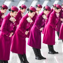 Miembros de la tripulación de trenes de alta velocidad participan en un entrenamiento de etiqueta, en Chongqing, en el suroeste de China. | Foto:Xinhua/Wang Quanchao