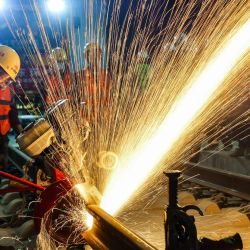 Trabajadores de la construcción laboran en la Estación de Dayuan del ferrocarril interurbano del anillo este de Guangfo, en Guangzhou, en la provincia de Guangdong, en el sur de China. | Foto:Xinhua/Liu Dawei