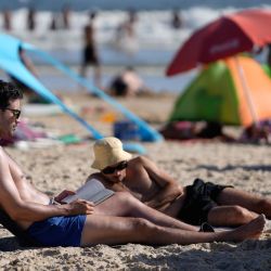 Turistas leen libros en la playa Sur, en Cabo Polonio, en el departamento de Rocha, Uruguay. | Foto:Xinhua/Nicolás Celaya
