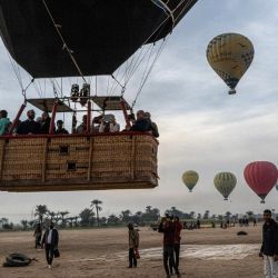 Un globo aerostático despega con turistas en su canasta antes de volar sobre la orilla oeste del río Nilo en la ciudad de Luxor, en el sur de Egipto. | Foto:Khaled Desouki / AFP