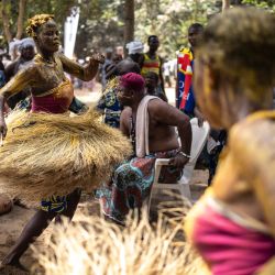 Un iniciado de Kokou, dios guerrero de la religión tradicional de Benín, danza en el bosque sagrado de Ouidah, durante el primer día del Festival Vudú. | Foto:OLYMPIA DE MAISMONT / AFP