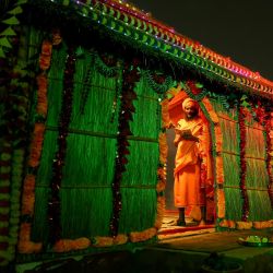 Un sadhu o santo hindú lee un libro religioso durante las oraciones vespertinas en el campamento de Atal Akhara, antes del festival Maha Kumbh Mela en Prayagraj, India. | Foto:NIHARIKA KULKARNI / AFP