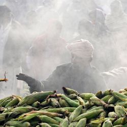 Un vendedor se prepara para cargar maíz tostado en carros en un mercado de Lahore, Pakistán. | Foto:Arif Ali / AFP