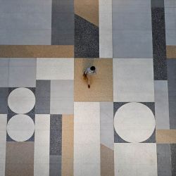 Una mujer camina dentro de un centro comercial en Bangkok, Tailandia. | Foto:MANAN VATSYAYANA / AFP