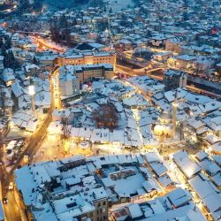 Vista aérea tomada con un dron del paisaje invernal, en Sarajevo, Bosnia y Herzegovina. Sarajevo es la capital y la ciudad más grande de Bosnia y Herzegovina. Ubicada en la parte centro-oriental de Bosnia y Herzegovina, se encuentra en una zona rodeada de montañas, y tiene una población de aproximadamente 300.000 habitantes. | Foto:Xinhua/Yin Xiaosheng