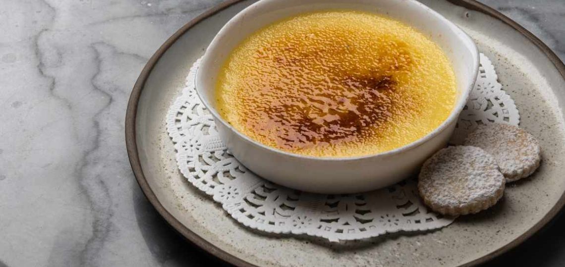 Cómo hacer la crème brûlée perfecta: receta clásica para sorprender