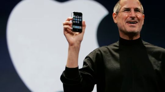  El 9 de enero de 2007 Steve Jobs comunica el lanzamiento del iPhone