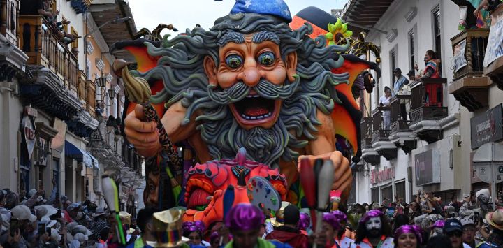 Artistas participan en el desfile de carnaval de Negros y Blancos en Pasto, Colombia. El carnaval de Negros y Blancos tiene su origen en una mezcla de expresiones culturales andinas, amazónicas y del Pacífico, y celebra la diversidad étnica de la región y fue proclamado por la UNESCO como patrimonio cultural inmaterial en 2009.