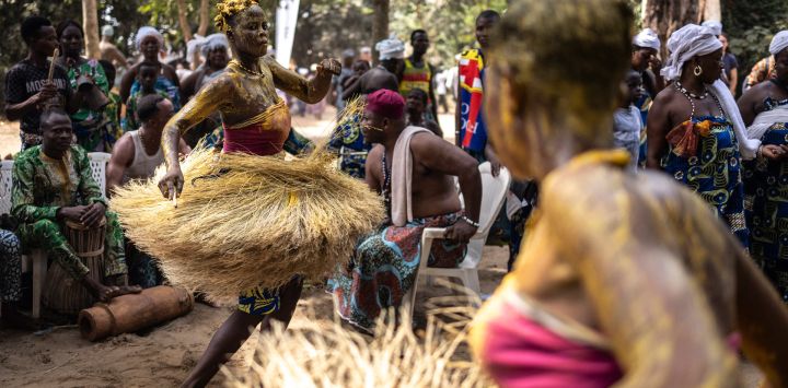 Un iniciado de Kokou, dios guerrero de la religión tradicional de Benín, danza en el bosque sagrado de Ouidah, durante el primer día del Festival Vudú.