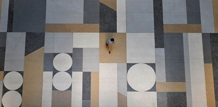 Una mujer camina dentro de un centro comercial en Bangkok, Tailandia.