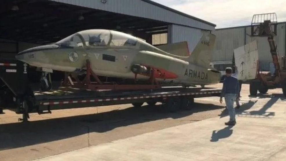 El avión Aermacchi MC339 (4-A-115) de Owen Crippa está próximo a llegar al país. 