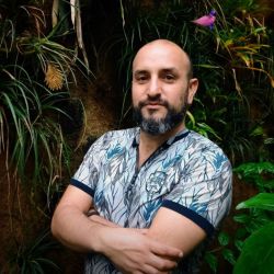 Carlos Alberto Hernádez Vélez y Caitlin Henderson, dos de los científicos de Nationla Geographic especializados en insectos.