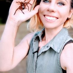 Carlos Alberto Hernádez Vélez y Caitlin Henderson, dos de los científicos de Nationla Geographic especializados en insectos.