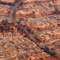 En esta vista aérea tomada desde un helicóptero, las casas quemadas por el incendio de Palisade arden sin llama cerca del vecindario Pacific Palisades de Los Ángeles, California. | Foto:JOSH EDELSON / AFP