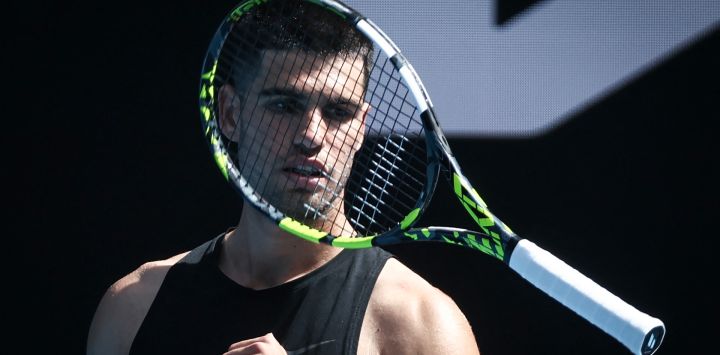 El español Carlos Alcaraz lanza su raqueta al aire durante una sesión de entrenamiento antes del torneo de tenis Abierto de Australia en Melbourne.