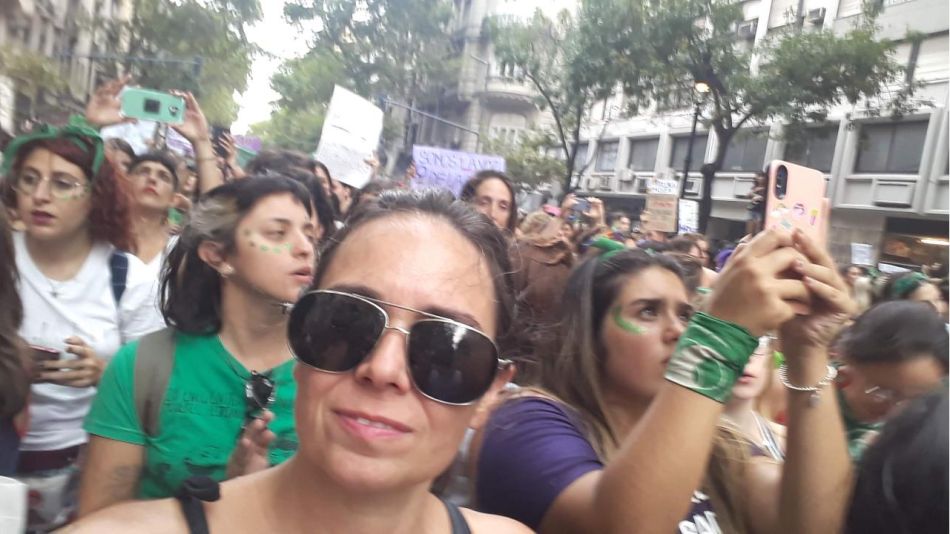 “Brindis y Sombras: La Realidad Oculta de la Violencia hacia las mujeres en las Fiestas de Fin de Año”