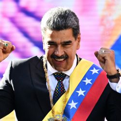 El presidente de Venezuela, Nicolás Maduro, hace un gesto a sus partidarios después de pronunciar un discurso frente al palacio presidencial de Miraflores en Caracas. Maduro, en el poder desde 2013, prestó juramento para un tercer mandato a pesar del clamor mundial que provocó que miles de personas salieran a protestar la víspera de la ceremonia. | Foto:Federico Parra / AFP