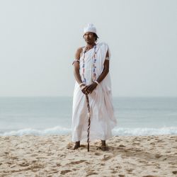 El rey Togbe Yedy, uno de los jefes del convento del Templo de Mami Wata, posa en la playa fuera del Templo en Ouidah. Mami Wata es una sirena, un espíritu del agua, una diosa en el folclore de partes de África occidental, África oriental y África meridional. Históricamente, los estudiosos rastrean sus orígenes a los primeros encuentros entre europeos y africanos occidentales en el siglo XV, donde Mami Wata se desarrolló a partir de representaciones de sirenas europeas. | Foto:MARCO LONGARI / AFP