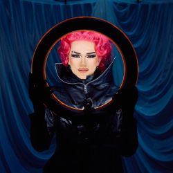 La drag queen británica 'River Medway' posa para una foto durante la convención Drag Queen RuPaul's DragCon UK 2025 en el centro ExCeL en el este de Londres. | Foto:BENJAMIN CREMEL / AFP