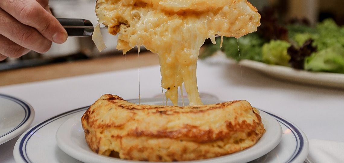 Tortilla de papas cremosa con queso provolone: paso a paso para un plato irresistible