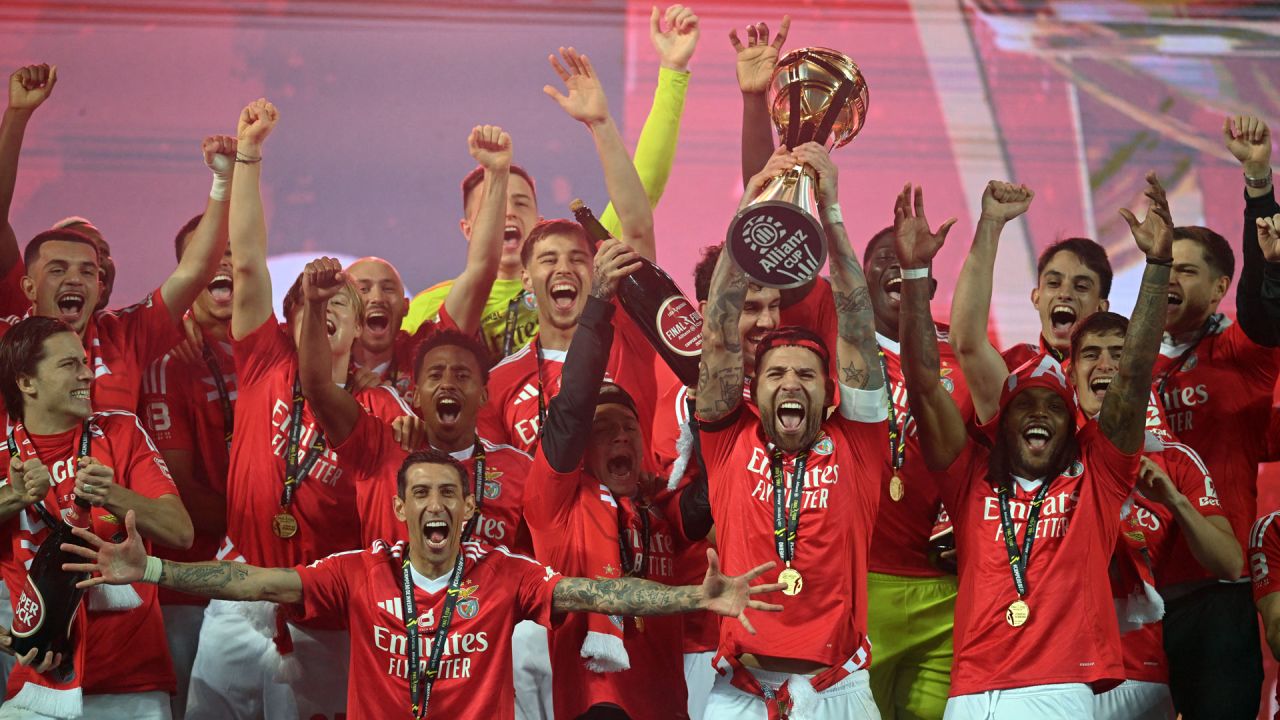 El defensor argentino del Benfica, Nicolas Otamendi, levanta el trofeo mientras celebra con sus compañeros ganar el partido final de fútbol de la Copa de Portugal entre Sporting CP y SL Benfica en el estadio Dr. Magalhaes Pessoa en Leiria. | Foto:PATRICIA DE MELO MOREIRA / AFP