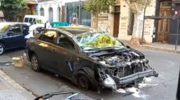 Manejaba sin licencia, sin seguro, tenía 45 infracciones y chocó dos autos estacionados