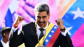 El presidente de Venezuela, Nicolás Maduro, hace un gesto a sus partidarios después de pronunciar un discurso frente al palacio presidencial de Miraflores en Caracas. Maduro, en el poder desde 2013, prestó juramento para un tercer mandato a pesar del clamor mundial que provocó que miles de personas salieran a protestar la víspera de la ceremonia.