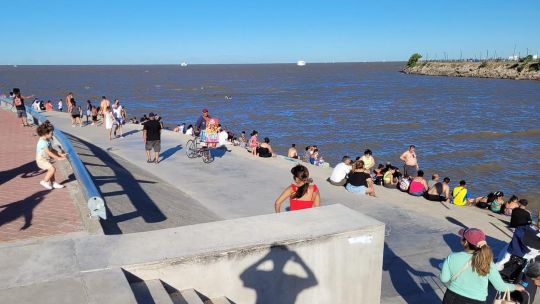 Los bañistas que no respetan la prohibición de bañarse en la Costanera Norte de la Ciudad de Buenos Aires