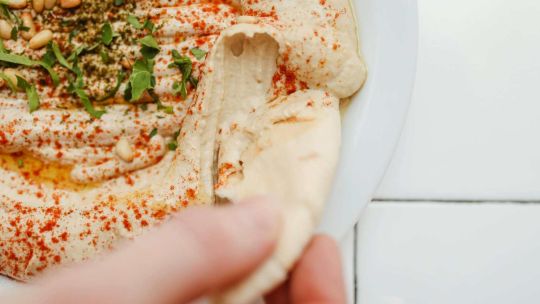 Hummus casero en pocos pasos: la receta que usan los cocineros especializados