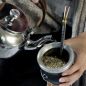 En dos provincias argentinas prohibieron tomar mate mientras se conduce por la ruta